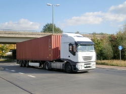 Iveco-Stralis-AS-weiss-DS-070110-02
