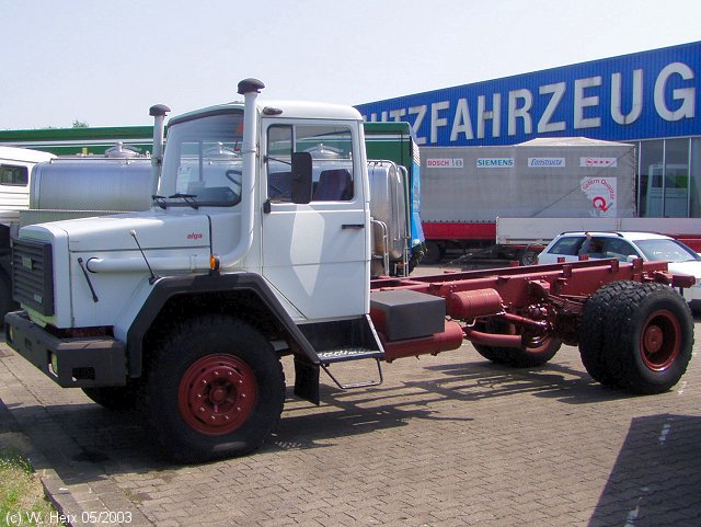 Iveco-Hauber-weiss-rot.jpg - Iveco