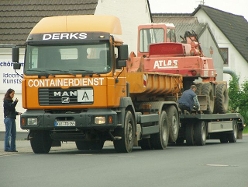 MAN-F2000-Evo-26414-Derks-mit-Bagger-1
