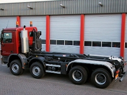 MB-Actros-4141-MP2-3-rot-(Hobo)-2