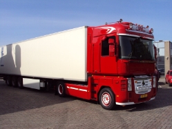 Renault-Magnum-III-rot-ADijkers-010111-01