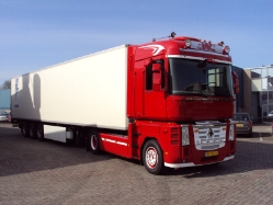 Renault-Magnum-III-rot-ADijkers-010111-02