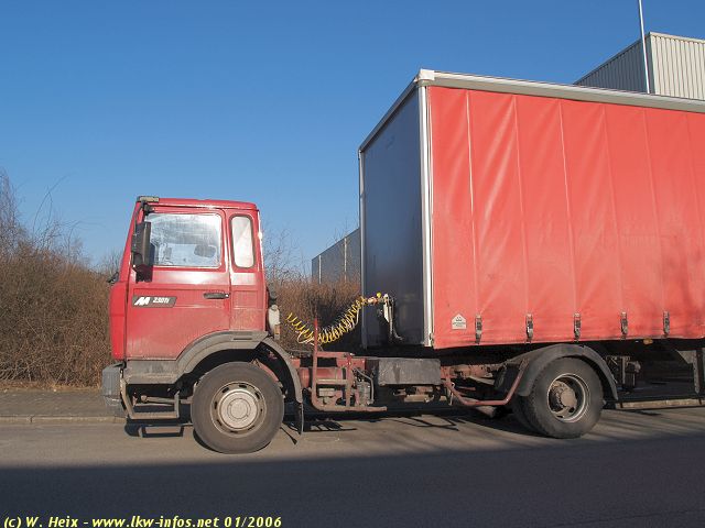 Renault-M-230-rot-310106-03.jpg - Renault M 230