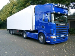 Scania-164-L-580-blau-weiss-Willann-121004-3