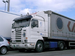 Scania-143-M-500-SZM-weiss-Szy-050404-1