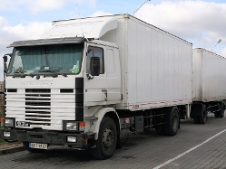 Scania-93-M-weiss-Reck-071107-01-FR