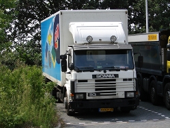 Scania-93-M-weiss-Weddy-141108-01