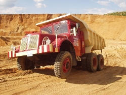 Tatra-T-147-rot-Hlavac-300505-01