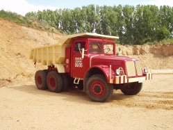 Tatra-T-147-rot-Hlavac-300505-03