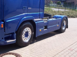 Volvo-FH12-500-blau-HCre-050604-3