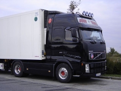 Volvo-FH12-500-schwarz-Gleisenberg-191005-01