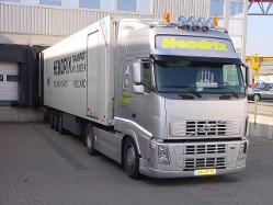 Volvo-FH12-KUEKOSZ-Hendrix-1-(Schmitz)