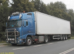 Volvo-FH16-520-KUEKOSZ-blau-weiss