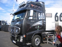 Volvo-FH16-660-schwarz-Rischette-221209-01