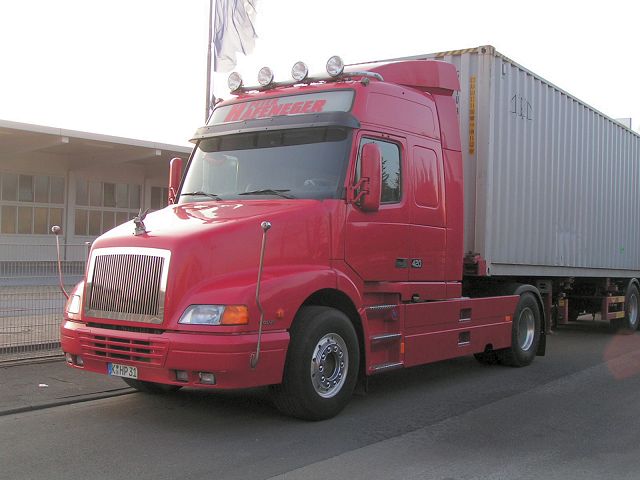 Volvo-NH12-420-Hafeneger-HansFranken-160105-01.jpg - Volvo NH12Hans Franken