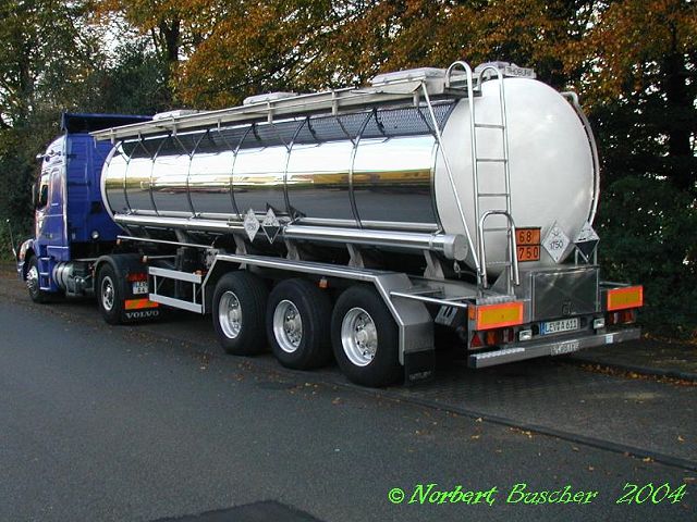 Volvo-NH12-420-blau-Buscher-071204-1.jpg - Volvo NH12Norbert Buscher