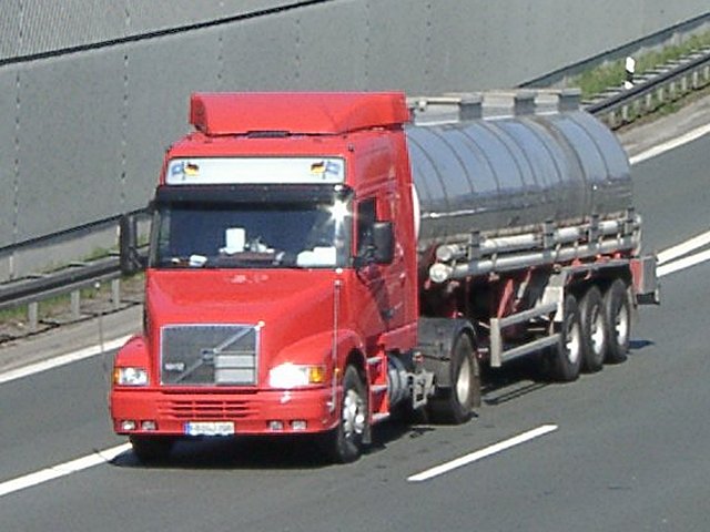 Volvo-NH12-TASZ-rot-Willann-310104-1.jpg - Volvo NH12Michael Willann