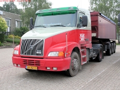 Volvo-NH12-420-vdWetering-220507-05-NL