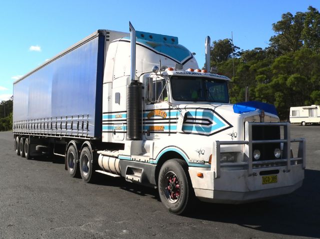 Kenworth-T-404-Mitchells-Voigt-030705-01-AUS.jpg
