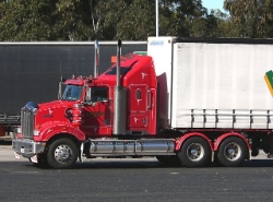 Kenworth-T-404-SAR-McDonalds-Voigt-280805-01-AUS