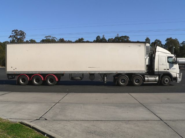 Volvo-FH12-460-Bogdan-Voigt-280805-02-AUS.jpg