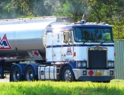 Kenworth-K104-McColls-Voigt-300106-01-AUS