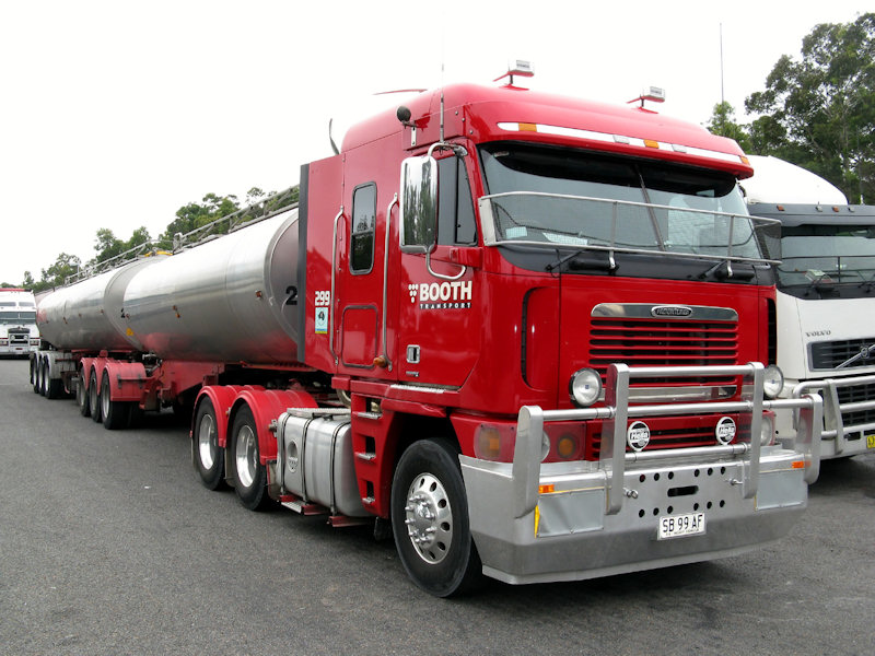Freightliner-Argosy-Booth-1-Voigt-080325.jpg