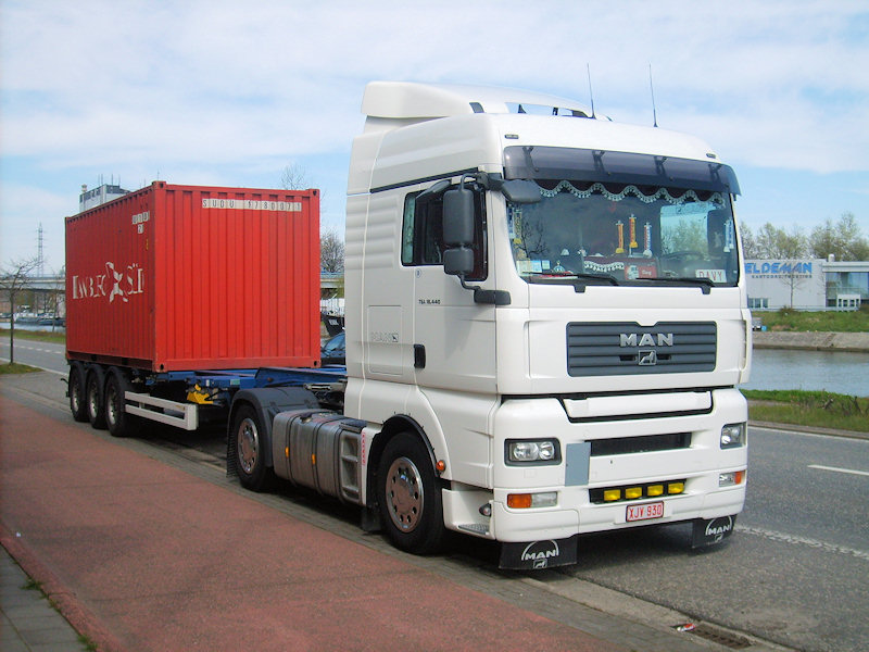 BE-MAN-TGA-XLX-weiss-Rouwet-130508-02.jpg