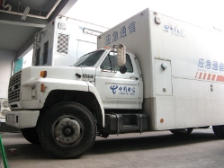 CHI-Ford-F-700-weiss-Liu-210308-01