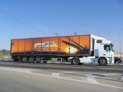 MB-Actros-MP2-weiss-Werblow-110406-01-ISR