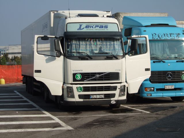 Volvo-FH12-Lekpas-Fustinoni-221105-01-LT.jpg - G. Fustinoni