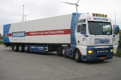 NL-MAN-TGA-XXL-Nickoot-Holz-100810-01