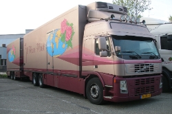 NL-Volvo-FM-Flower-Planet-Holz-110810-01