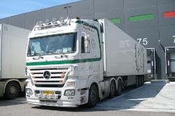 NL-MB-Actros-MP2-weiss-Holz-110810-02