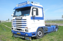 NL-Scania-143-M-420-Berkhout-Holz-110810-01