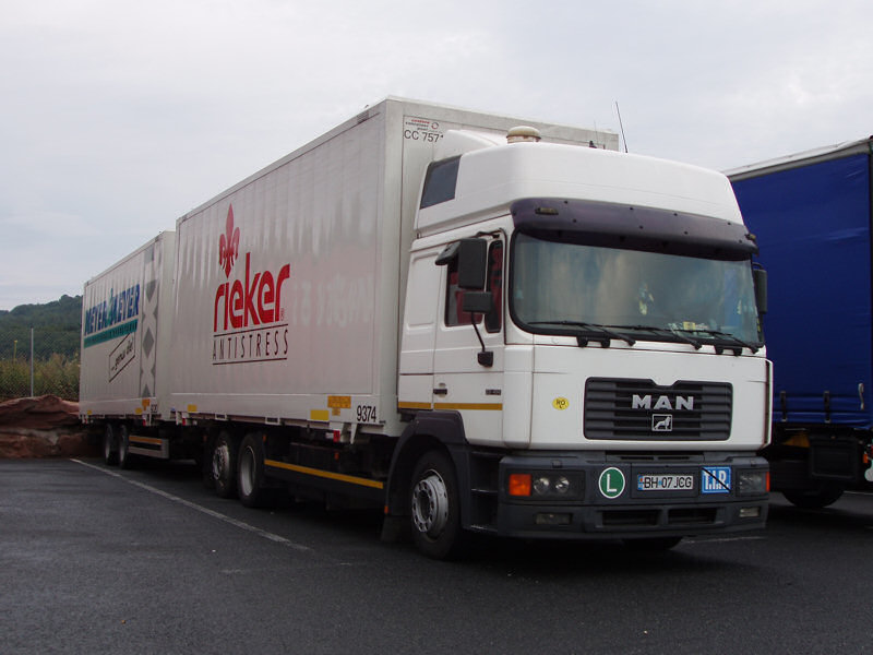 MAN-F2000-Evo-Rieker-Holz-220807-01-RO.jpg