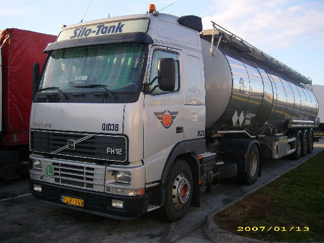 Volvo-FH12-420-Silo-Kovacs-130107-01-HUN.jpg