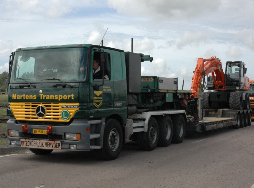 MB-Actros-4153-Martens-AvUrk-271106-01.jpg - Arie van Urk