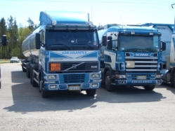 Volvo-FH12-Scania-124-L-420-ADR-Hagen-270705-01