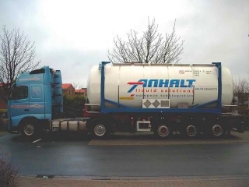 Volvo-FH12-420-Anhalt-Kolmorgen-181204-05