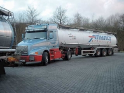 Volvo-NH12-420-Anhalt-Kolmorgen-100205-03