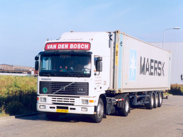 Volvo-F12-weiss-vdBosch-RElskamp-290505-01.jpg