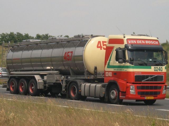 Volvo-FH12-vdBosch-Elskamp-071105-02.jpg