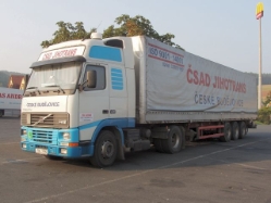 Volvo-FH12-420-CSAD-Jihotrans-Holz-051005-01-CZ