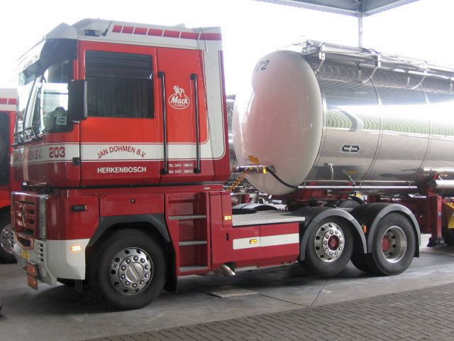 Renault-Magnum-Dohmen-Bocken-250705-05.jpg - Simon Bocken