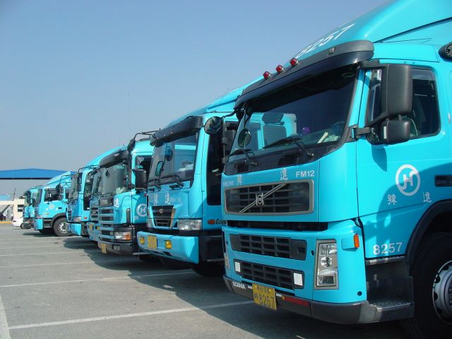 Volvo-FM12-420-Hanjin-Jeong-011104-1.jpg