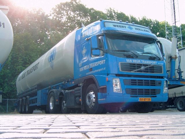 Volvo-FM12-420-vanHeur-Levels-300505-02.jpg - Luuk Levels