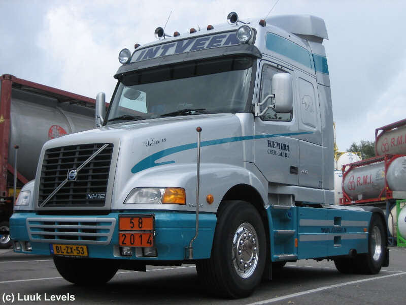 Volvo-NH12-460-Intveen-Levels-300907-02.jpg