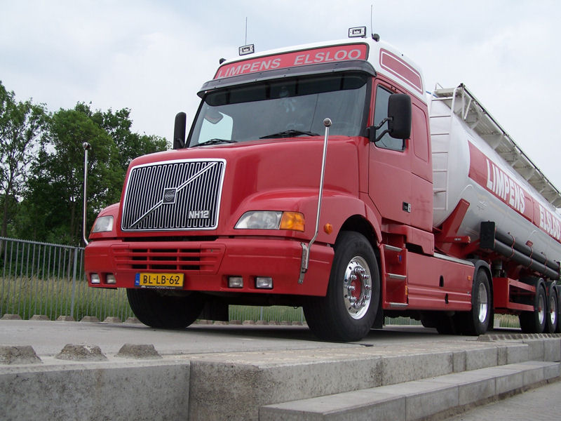 Volvo-NH12-420-Limpens-vNispen-260507-03.jpg - Roger van Nispen