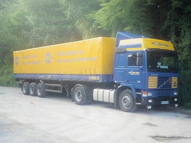 Volvo-F12-Nord-Sued-Wiecken-040705-01.jpg - Bernd Wiecken